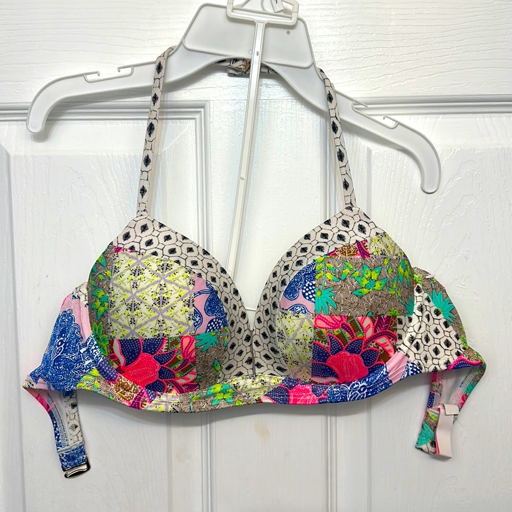 Victoria Secret 32D bikini top. Molded cups. Push up. Like new.